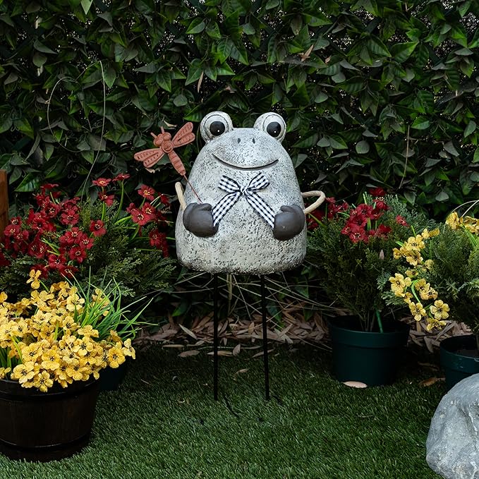 Alpine Corporation MCC862 Indoor/Outdoor Frog with Dragonfly Garden Statue, Stone Finish Frog Statue for Yard, 24" H, Silver
